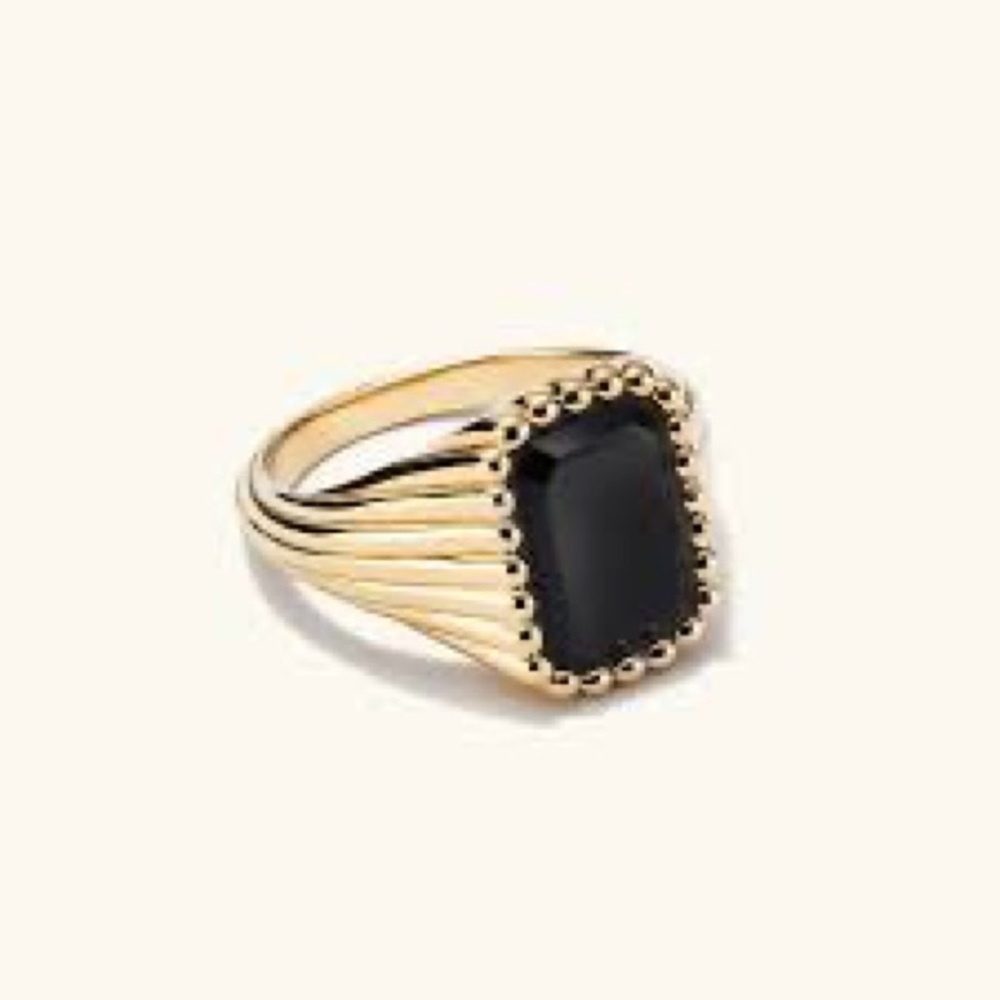 In search of Mejuri Jenna lyons onyx signet ring size 4